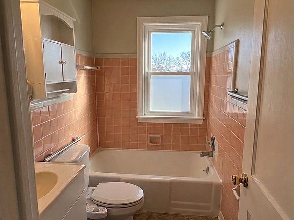 5th image of 7637 Manor Ave