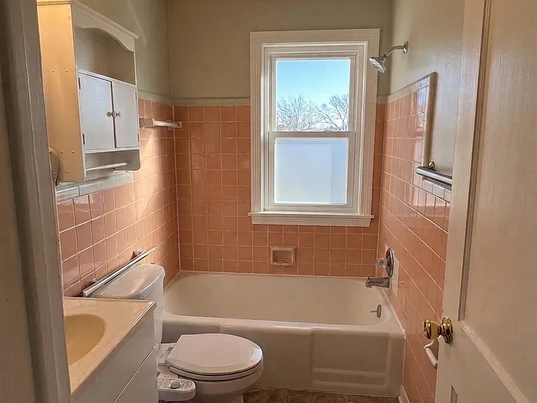 7637 Manor Ave — Photo 5
