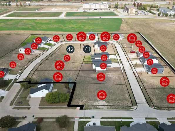 41 90th St, Urbandale, IA 50322