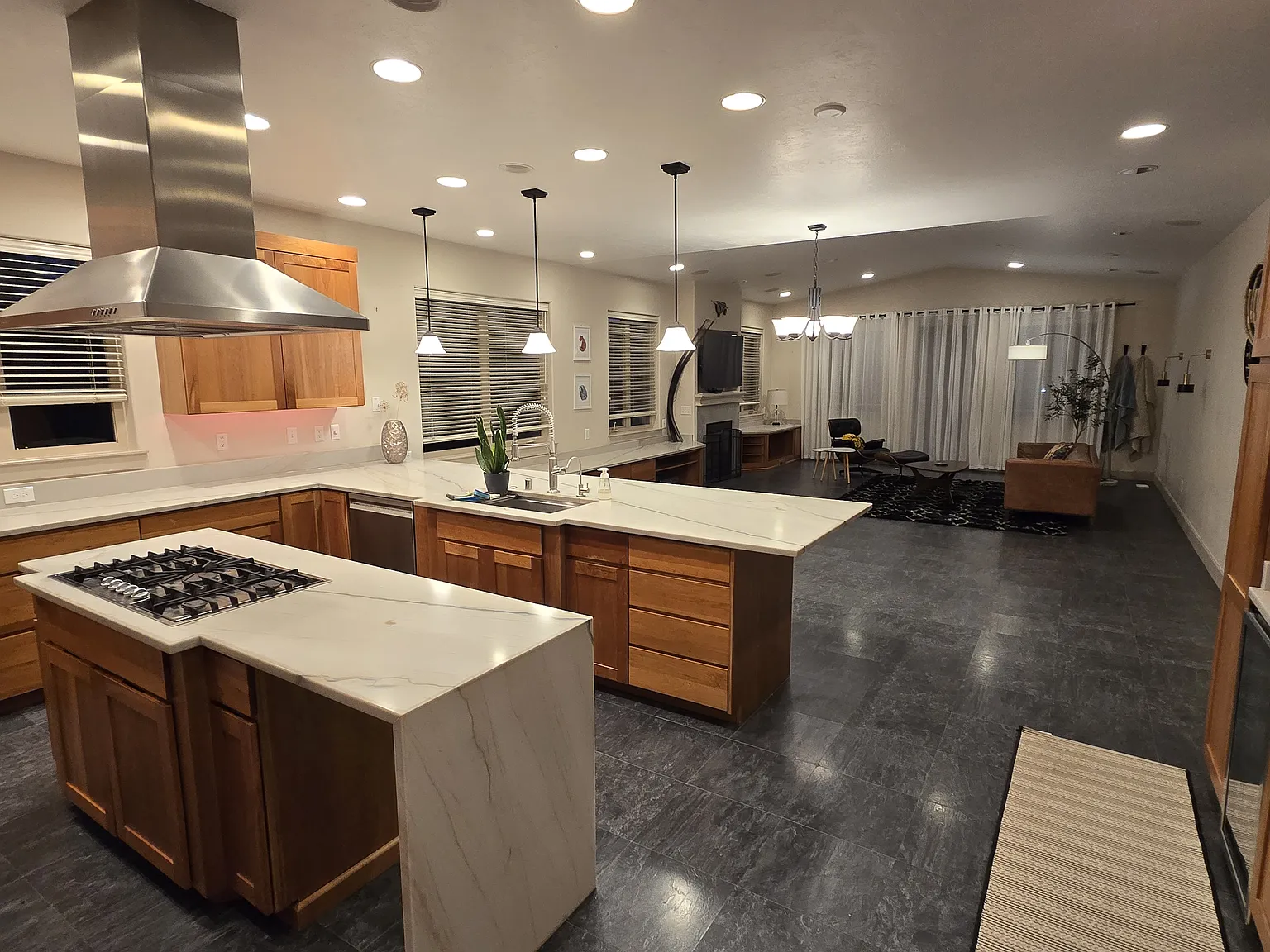 3 bed, 3.5 bath, 3100 sqft, $5,000 — Photo 3