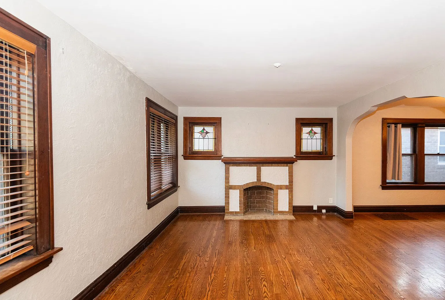 Charming 3 Bedroom 2 Bathroom Home in Great Neighborhood — Photo 3