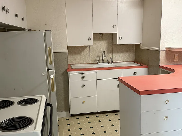 163 Oak St — Photo 3