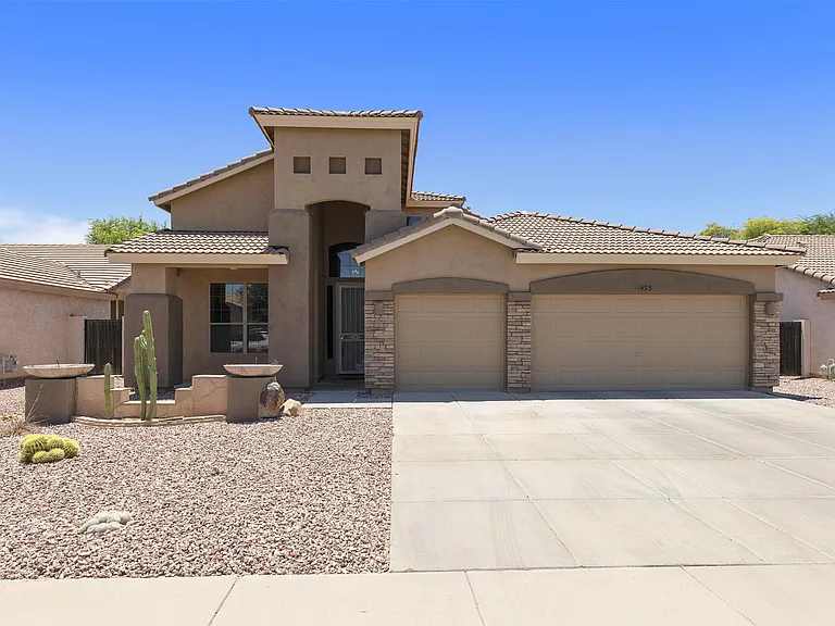 1425 E Morelos St — Photo 1