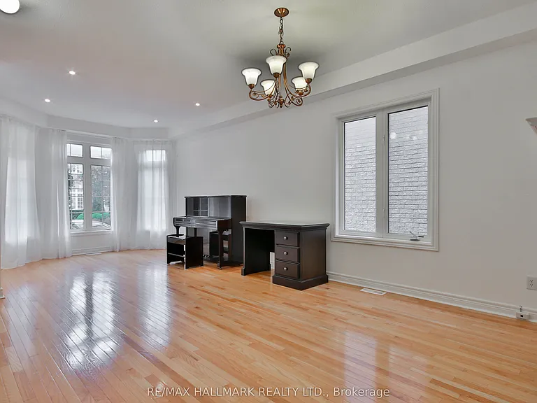 15 Briarglen Rd — Photo 7