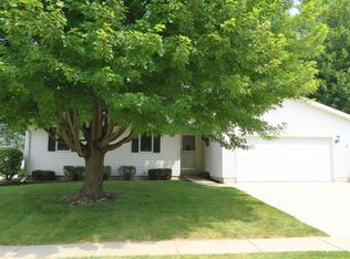 1232 Robin Rd, Dixon, IL 61021