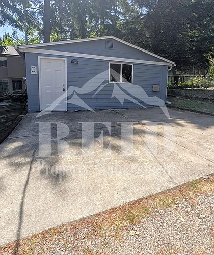 133 Marion Ave N Photo 1