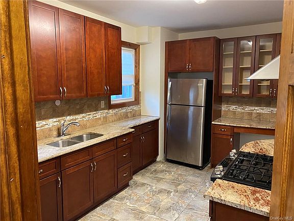 4th image of 405 W 261st St #1