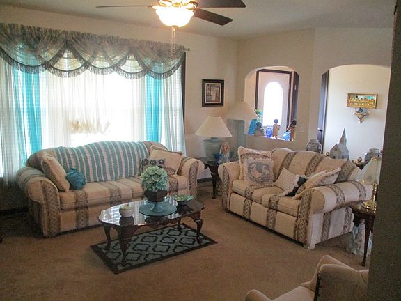3rd image of 571 Aubrie Blvd