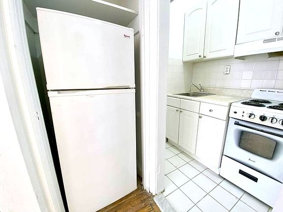 5th image of 332 W 89th St #3B
