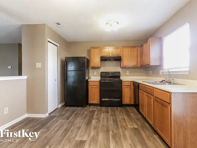 1861 Southernwood Ln — Photo 6