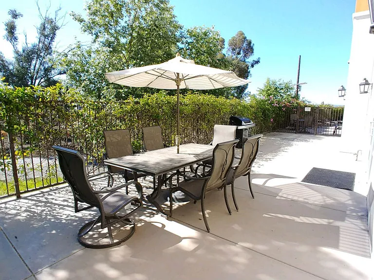 Almeria Townhomes — Photo 12