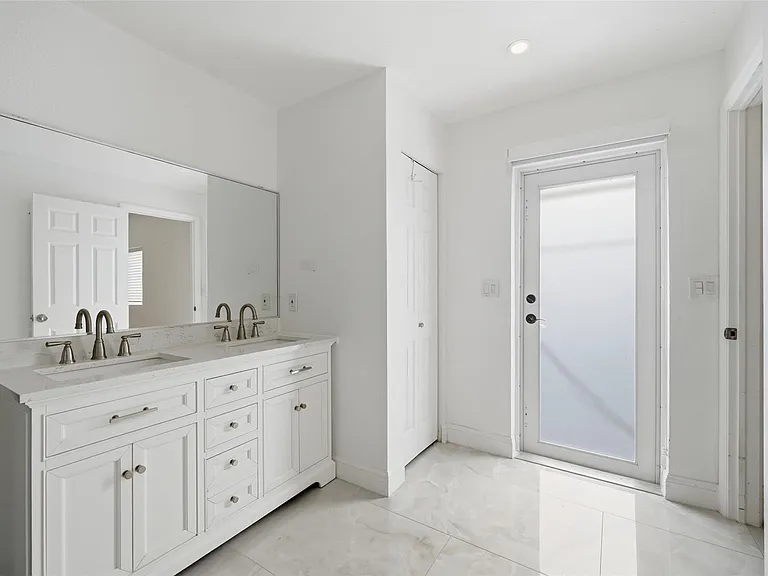 1400 SE 8th Ave — Photo 16