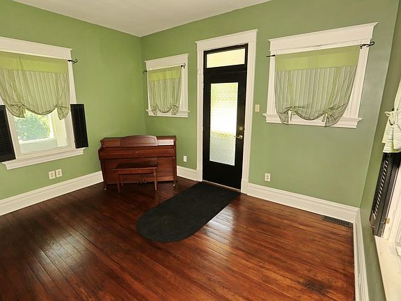 3rd image of 228 N Marguerite Ave