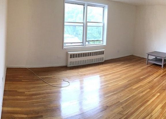 3rd image of 18914 Crocheron Ave APT 405
