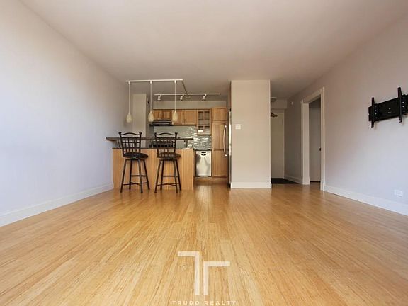 5th image of 445 W Wellington Ave APT 8C