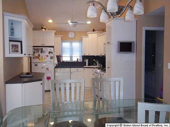 2nd image of 21 Ramapo Ave