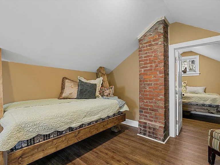 Landon's Room in the walk-up attic at Hunsucker's Place features two twin memory foam beds, a Smart TV, and a cozy ambiance. This charming space offers comfort and privacy, all just minutes from Downtown Greensboro and Cone Health Hospital.
