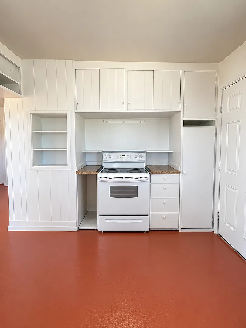 Quiet 2 Bedroom 1 Bathroom Home — Photo 4