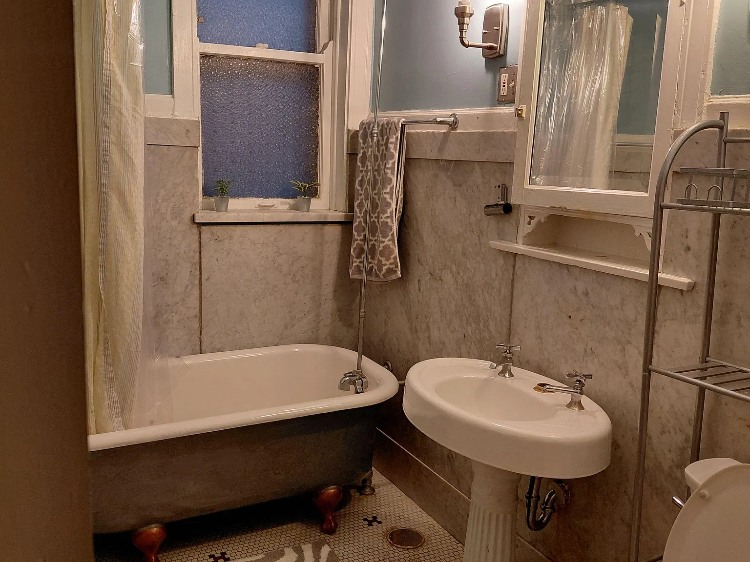 3 bed, 1.0 bath, 1100 sqft, $1,170 — Photo 3