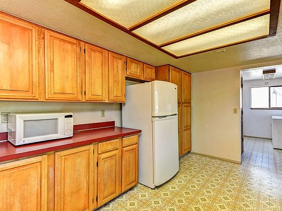 5th image of 458 Stirling Dr