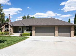 3425 E Cedar Hills Dr, Kearney, NE 68845