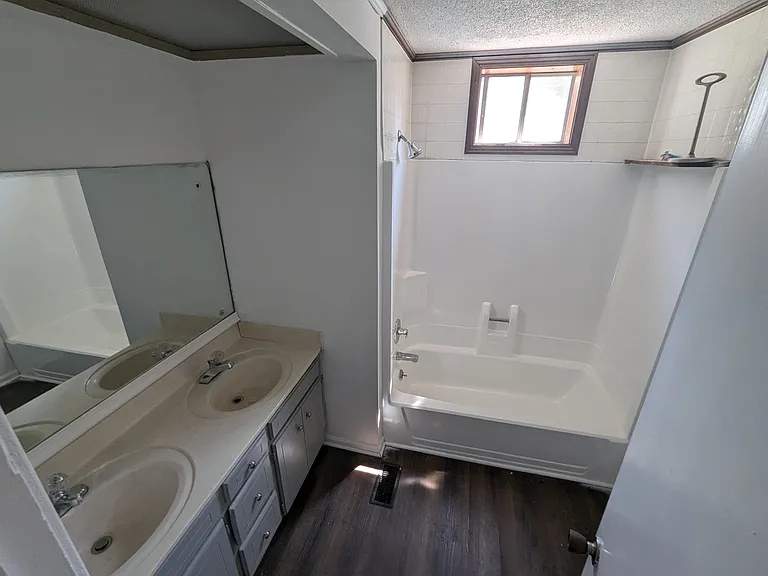 825 McArthur St — Photo 4