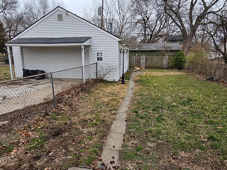 1120 NE Chester Ave — Photo 11