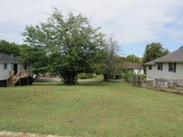 114 White St, Florence, AL 35630