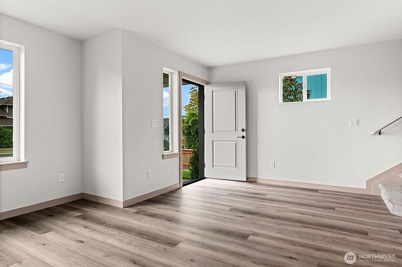 3rd image of 939 E 61st Street