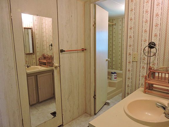 Master Bath & Walk-in Closet