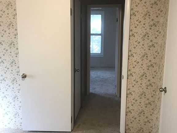 4th image of 105 Pin Oak Ln