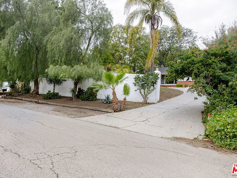 19439 Oxnard St — Photo 24