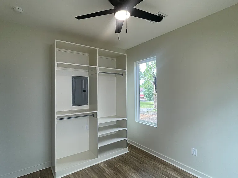 718 W Short 32nd St — Photo 10