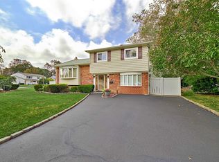 9 Kent Ln, North Babylon, NY 11703