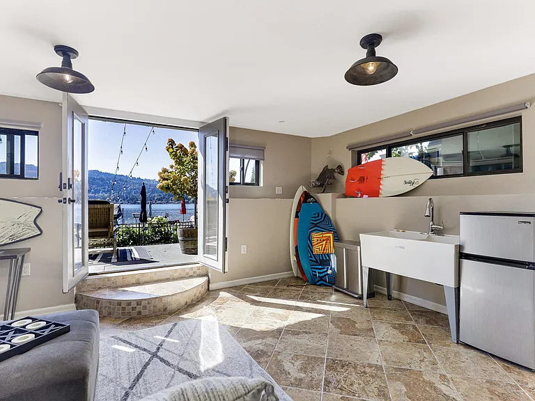 4013 E Lake Sammamish Shore Ln SE — Photo 1