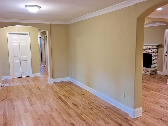 2nd image of 918 Nottingham Dr