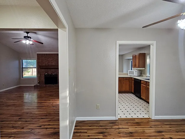 1402 Sheppard Ln — Photo 9