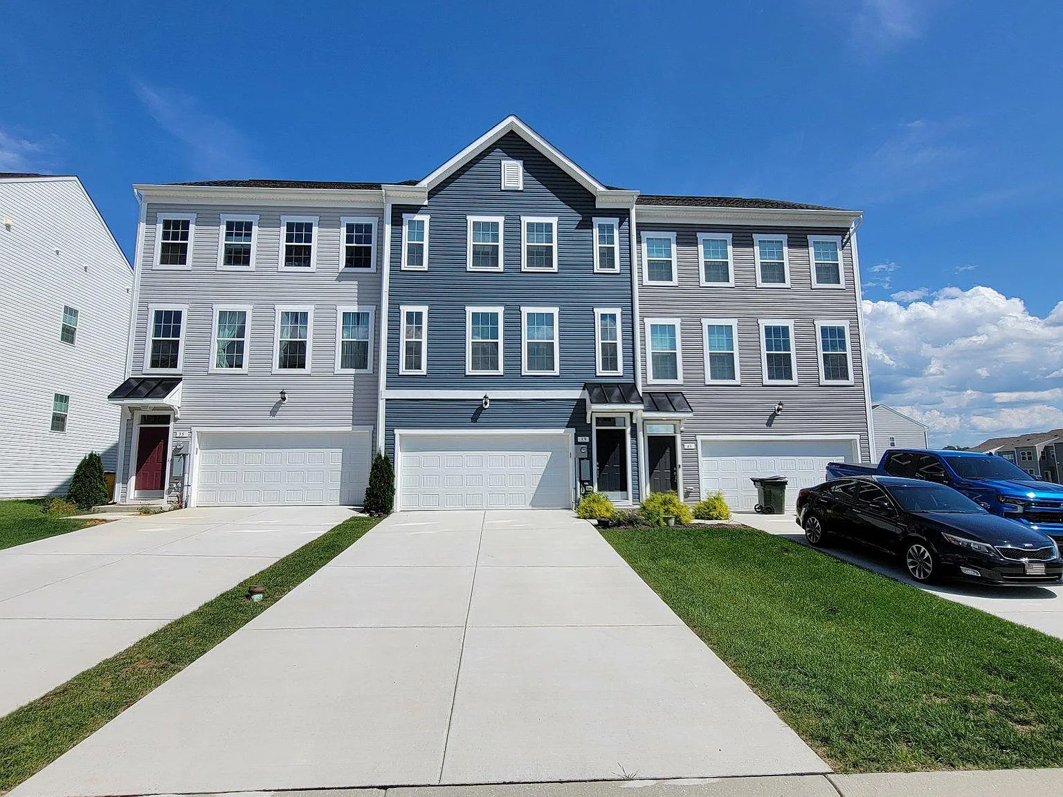 4 bed, 4.0 bath, 2028 sqft, $2,600 — Photo 2