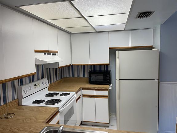 3rd image of 3141 Sir Hamilton Cir #1