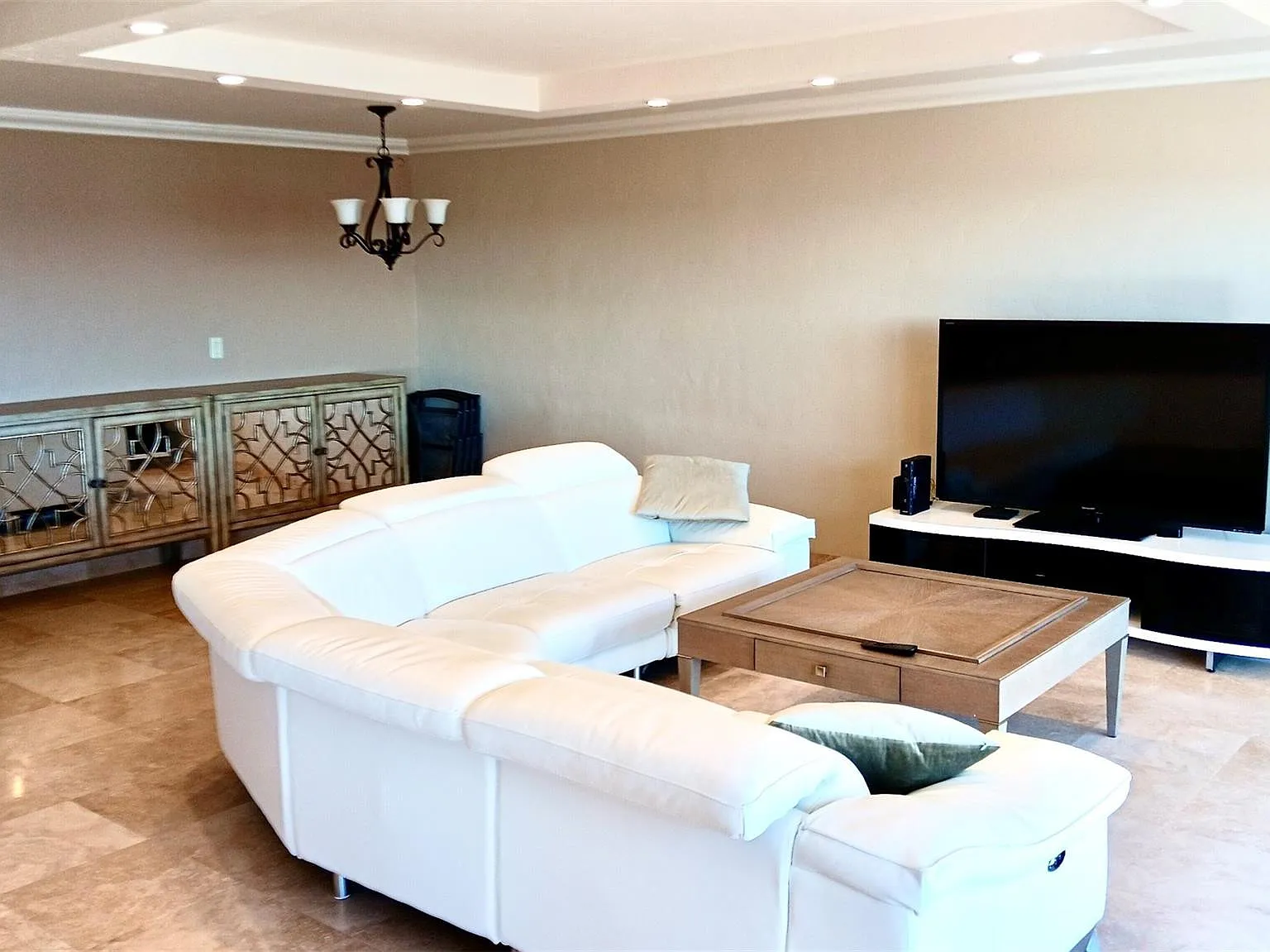 2 bed, 2.0 bath, 1700 sqft, $7,500 — Photo 3