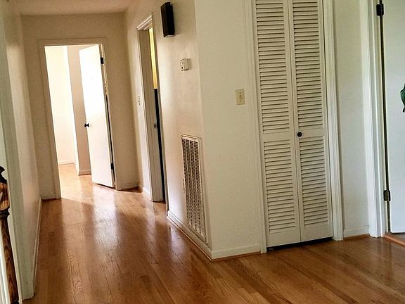 3rd image of 511 NE Beechwood Dr