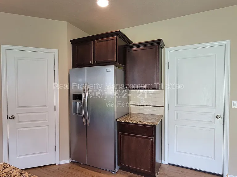 533 Jordan Ln — Photo 5
