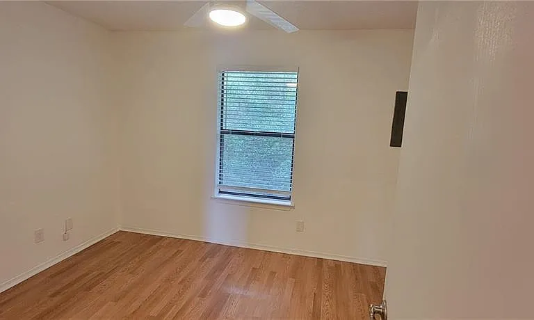 3012 Whisper Oaks Ln #H — Photo 12