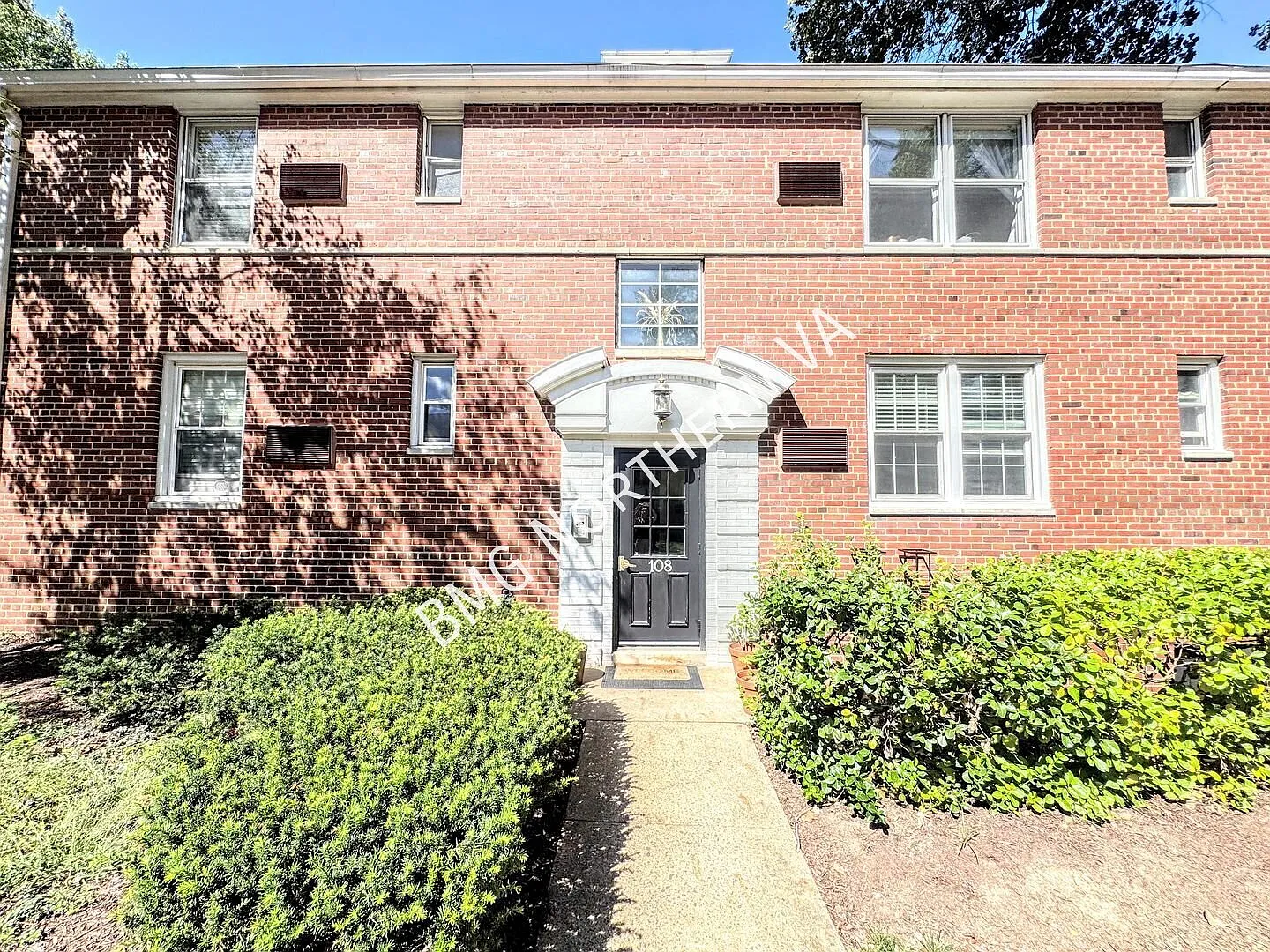 Charming Top Floor 1 BR 1 BA Garden Style Condo In Much Sought After Arlington Oaks — Photo 1