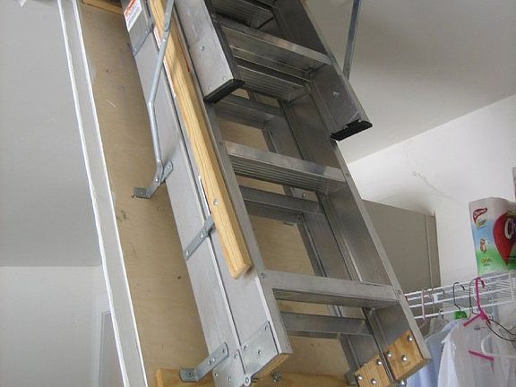 Pull down stairway