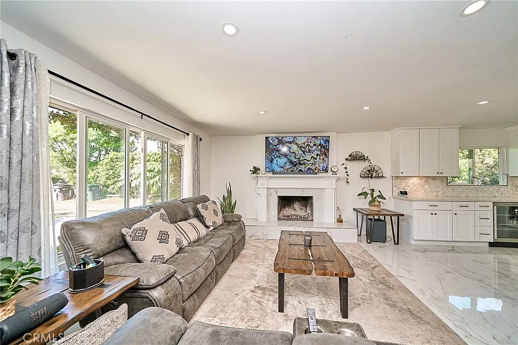 2 bed, 1296 sqft, $5,500 — Photo 3