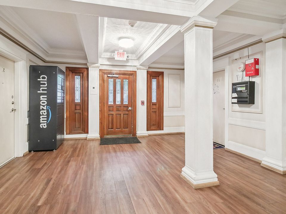 Apartment with an Amazon Hub Locker