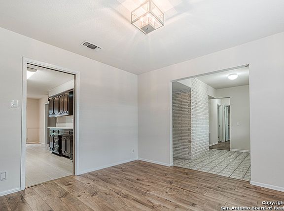 4th image of 2707 Roundleaf Ct