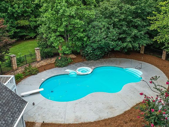 5th image of 162 Oak Leaf Cir