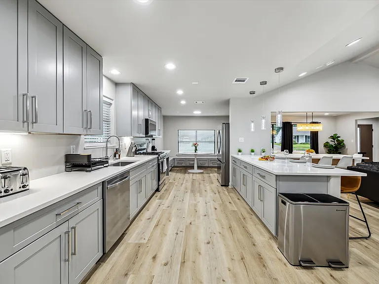 5615 Cerritos Dr — Photo 3